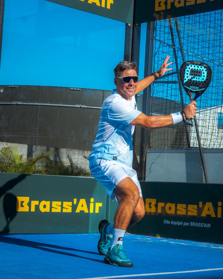Mathias Laval en mouvement sur le court