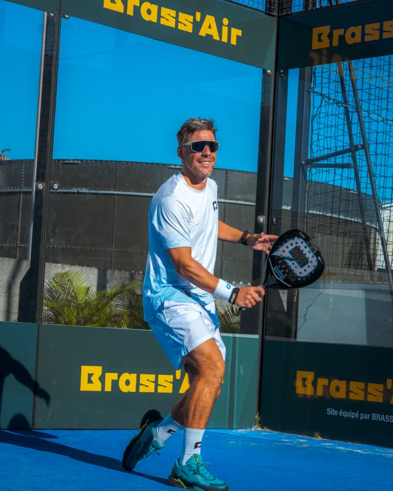 Mathias Laval, frappe au padel
