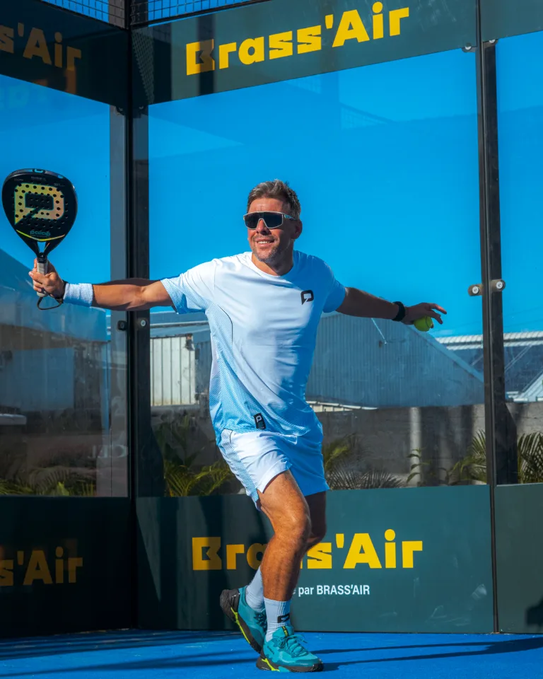 Mathias Laval en action au padel