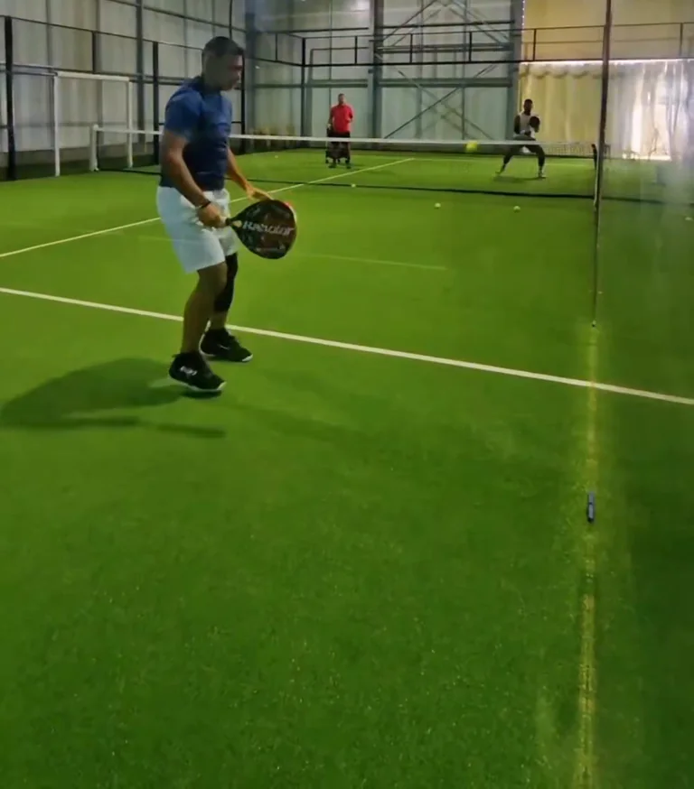 Un élève débutant prend un cours de padel à Padel Paradise, Saint-Pierre