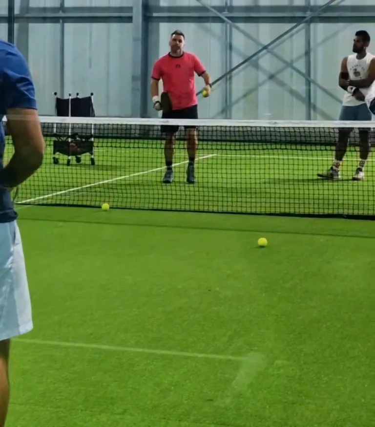 Cours de padel au filet sur un terrain couvert de Padel Paradise