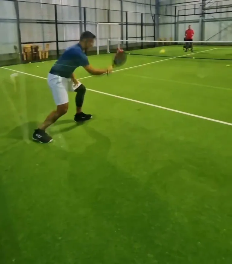 Joueur en coup droit lors d'une séance de padel encadrée à Padel Paradise