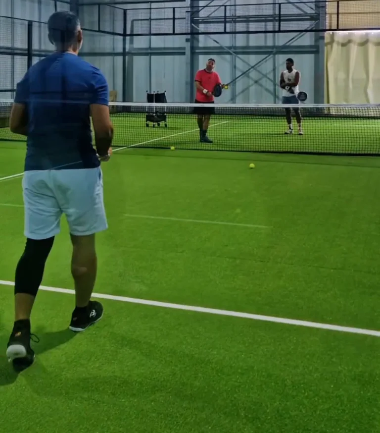 Cours de padel collectif sur un terrain indoor de Padel Paradise
