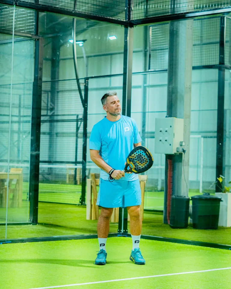 Mathias Laval concentré, raquette en main, sur un terrain de Padel Paradise