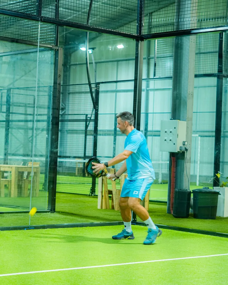 Mathias Laval, moniteur de padel, en coup droit à Padel Paradise