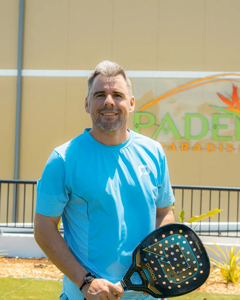 Mathias Laval, coach de padel diplômé d'État, devant le club Padel Paradise