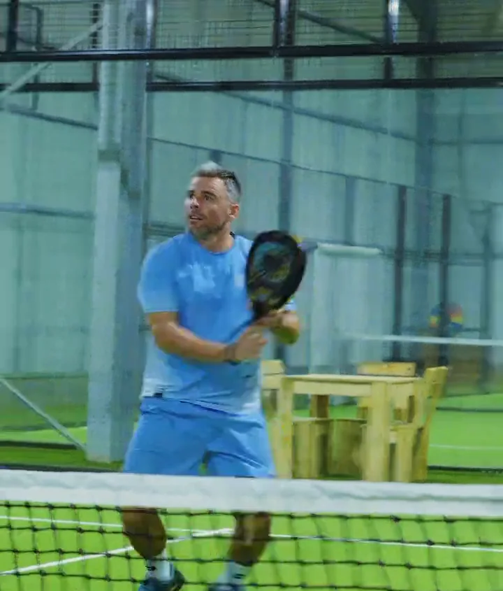Mathias Laval, moniteur de padel, prêt à la volée sur un terrain de Padel Paradise