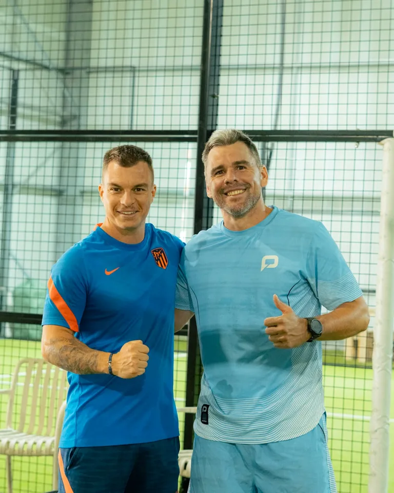Mathias Laval et un élève, sourire aux lèvres, après un cours de padel